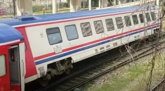 İzmir'de Yolcu Treni Raydan Çıktı