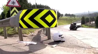 Kartal'da Kaza: Motosiklet Emniyet Şeridindeki Araca Çarpınca Ağır Yaralandı