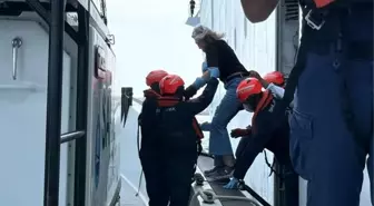 Bozcaada Açıklarında Kolu Kırılan Yolcu Tahliye Edildi