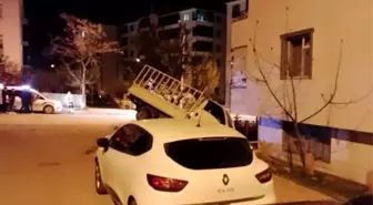 Elazığ'da Kontrolden Çıkan Pikap Apartman Bahçesine Uçtu
