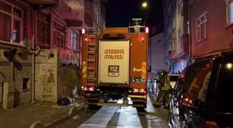 İstanbul Esenler'de 4 Katlı Binada Çatı Yangını