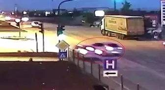 Konya'da Kontrolsüz Şerit Değiştiren Otomobilin Sebep Olduğu Kaza KGYS Kamerasında!