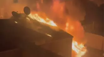 Sultangazi'de Çatı Yangını: Yangın Yan Bina ile Büyüdü