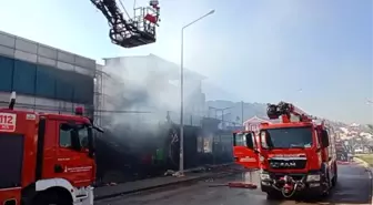İzmir'de Tarım Marketinde Çıkan Yangın Mahalle Sakinlerine Korku Doldurdu