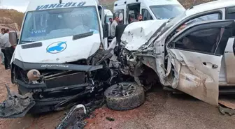 Yüksekova'da Minibüs ile Ticari Araç Çarpıştı: 4 Yaralı
