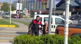 Yunus Polislerinden Anlamlı Yardım: Yaşlı Kadına Destek Oldular