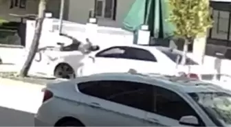 Afganistanlı öğrenci bisikletiyle geçerken otomobilin çarptığı anlar kamerada