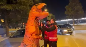 Dinozor Kostümüyle Tanınan Genç Motosiklet Kazasında Yaralandı