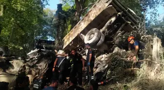 Defne'de Freni Patlayan Kamyon Uçuruma Yuvarlandı: 1 Ölü, 1 Yaralı