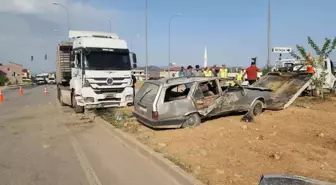 Hatay'da Tofaş ile tır çarpıştı: 4 yaralı