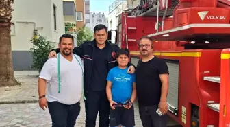 Adana'da İtfaiye Ekipleri, Ağaçta Takılı Oyuncak Helikopteri Kurtardı