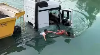 Adana'da Kontrolden Çıkan Tır Sulama Kanalına Düştü