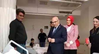 Ağrı Valisi Koç, Hastanedeki Çocukları Ziyaret Etti