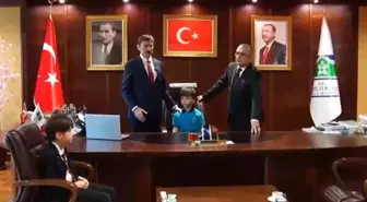 Belediye başkanı koltuğunu öğrenciye devrettiği sırada depreme yakalandı
