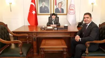 Düzce Valisi 23 Nisan'da Makamını Öğrenciye Devretti
