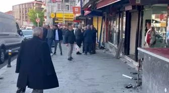 İstanbul'da Kalp Krizi Geçiren Sürücü Kaldırıma Çıktı, İşyeriyle Çarpıştı