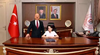 Adıyaman'da 23 Nisan Kutlaması: Öğrenci Defne Lara Taşkın Temsili Vali Oldu