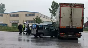 İnegöl'de Kamyonla Çarpışan Hafif Ticari Araçta Sürücü Yaralandı