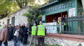 İstanbul Tophane'de Sıcak Yemek Dağıtımı Devam Ediyor