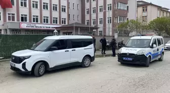 Okulda Darbedilen Öğretmen Hastaneye Kaldırıldı