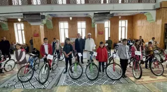 Muş'ta Ramazan Projesi: Başarılı Çocuklara Bisiklet ve Saat Hediye Edildi