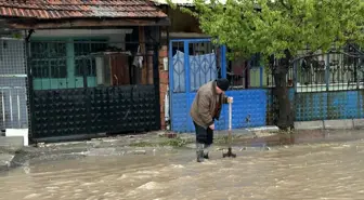Uşak'ta Aniden Bastıran Sağanak Yağış Hayatı Olumsuz Etkiledi