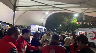 İstanbul'da Deprem Sonrası Sokakta Gece Geçirenlere Sıcak Çorba İkramı