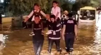 Adana'da Yağmurda Mahsur Kalan Çocuklar İtfaiye Ekiplerince Kurtarıldı