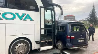 Isparta'da Otobüs ile Hafif Ticari Araç Çarpıştı: 1 Ölü, 2 Yaralı