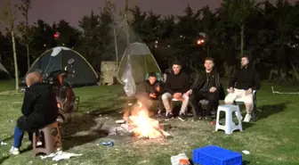 İstanbul'da Deprem Sonrası Çadırda Konaklayan Vatandaşlar Soğukta Ateş Yakıyor