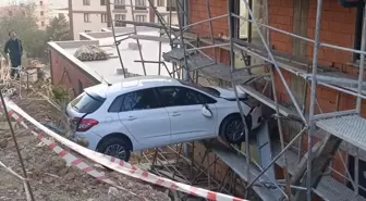 Kartal'da Otomobil İnşaat Boşluğuna Düştü, 4 Kişi Kurtarıldı