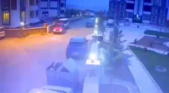 Elazığ'da Geri Manüevra Yapan Araç, Park Halindeki Araca Çarptı