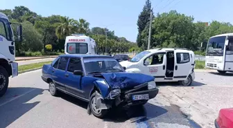 Manavgat'ta Otomobilin Hafif Ticari Araca Çarpması Sonucu Kaza