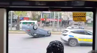 Şanlıurfa'da Yük Kamyonu ile Çarpışan Otomobil Ters Döndü