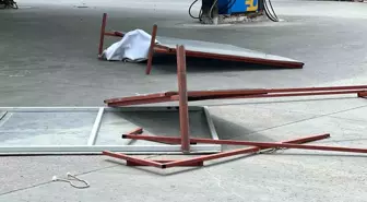 Ataşehir'de Rüzgarın Etkisiyle Panolar Devrildi, Bir Kişi Yaralandı