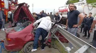 Sakarya'da Bariyere Çarpan Otomobilde 2 Kişi Ağır Yaralandı