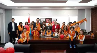 AK Parti Kayseri İl Başkanı'ndan Çocuklara Kayserispor Atkısı
