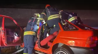 Kocaeli'de otomobil bariyere çarptı: 2 kişi hayatını kaybetti