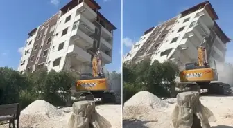Depremde hasar alan 7. katlı bina iş makinesiyle yıkıldı