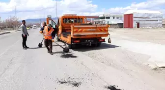 Diyadin'de Karayolları Çukurları Yama ile Onarılıyor