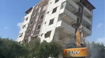 Hatay'da Ağır Hasar Alan Bina Kontrollü Şekilde Yıkıldı