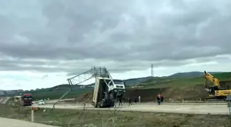 Kaman'da Rüzgarın Etkisiyle Kamyon Eğilen Tabelaya Takıldı
