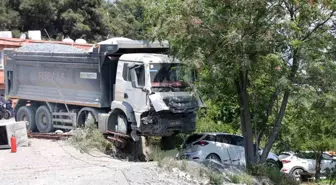 Hatay'da Kontrolden Çıkan Kamyon, Otomobilin Üzerinde Asılı Kaldı