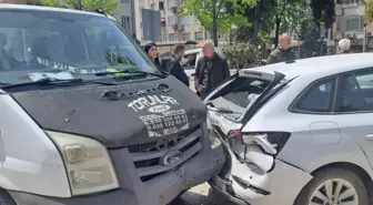 İnegöl'de Kamyonet ve Otomobil Çarpışması: 3 Yaralı