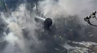 Londra'da Elektrik Trafosunda Yangın: 80 Kişi Tahliye Edildi