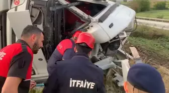 Otoyolda Devrilen TIR'ın Şoförü Hayatını Kaybetti