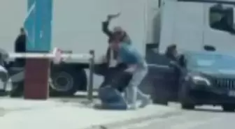 İzmir'de Trafik Kavgası: Sürücü Satırla Saldırdı
