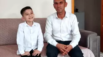 Adana'da 23 Nisan Töreninde Viral Olan Çocuk, Şarkı Söylemeyi Babasından Öğrendi