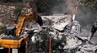 İsrail, Batı Şeria'da Filistinlilere Ait Binaları Yıktı