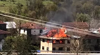 Kastamonu'da Üç Katlı Bina Yangında Kullanılamaz Hale Geldi